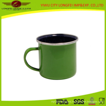 Taza popular del esmalte verde con la mano del esmalte